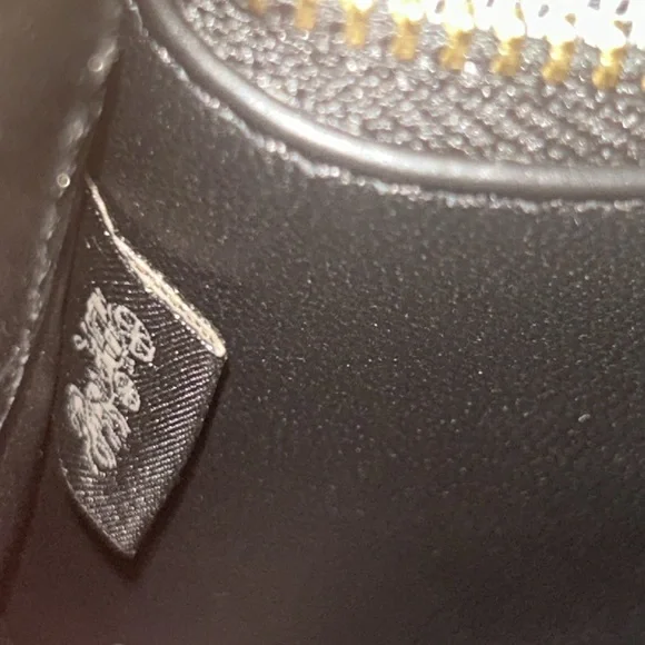 Gorgeous Coach Dinky Bag - Picture 12 of 13